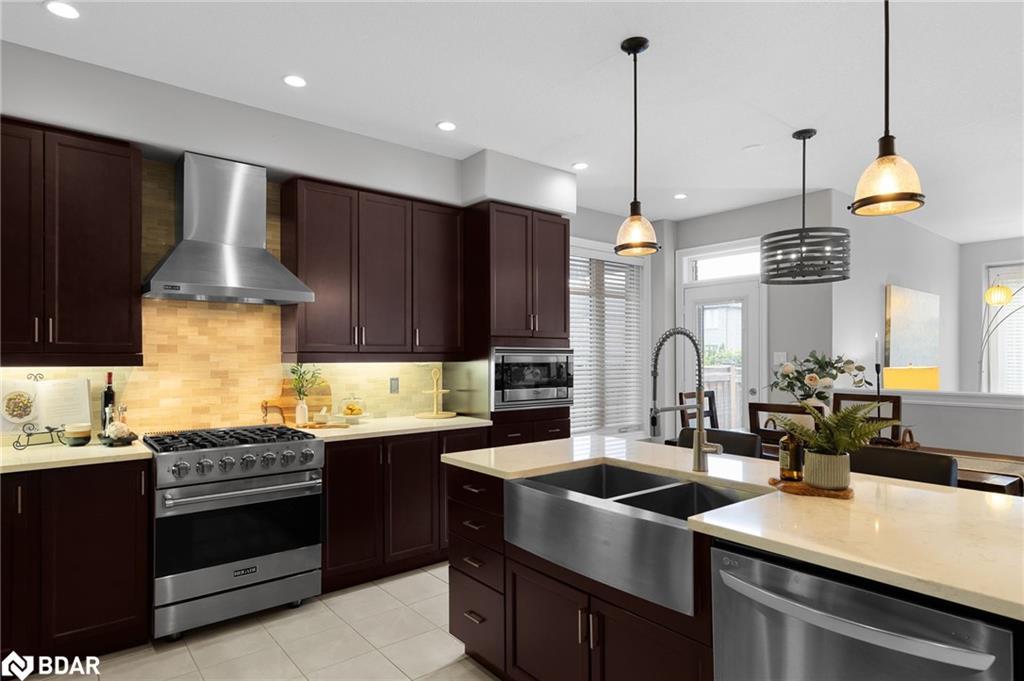 120 Jewel House Lane, Barrie, ON - Indoor Photo Showing Kitchen With Double Sink With Upgraded Kitchen