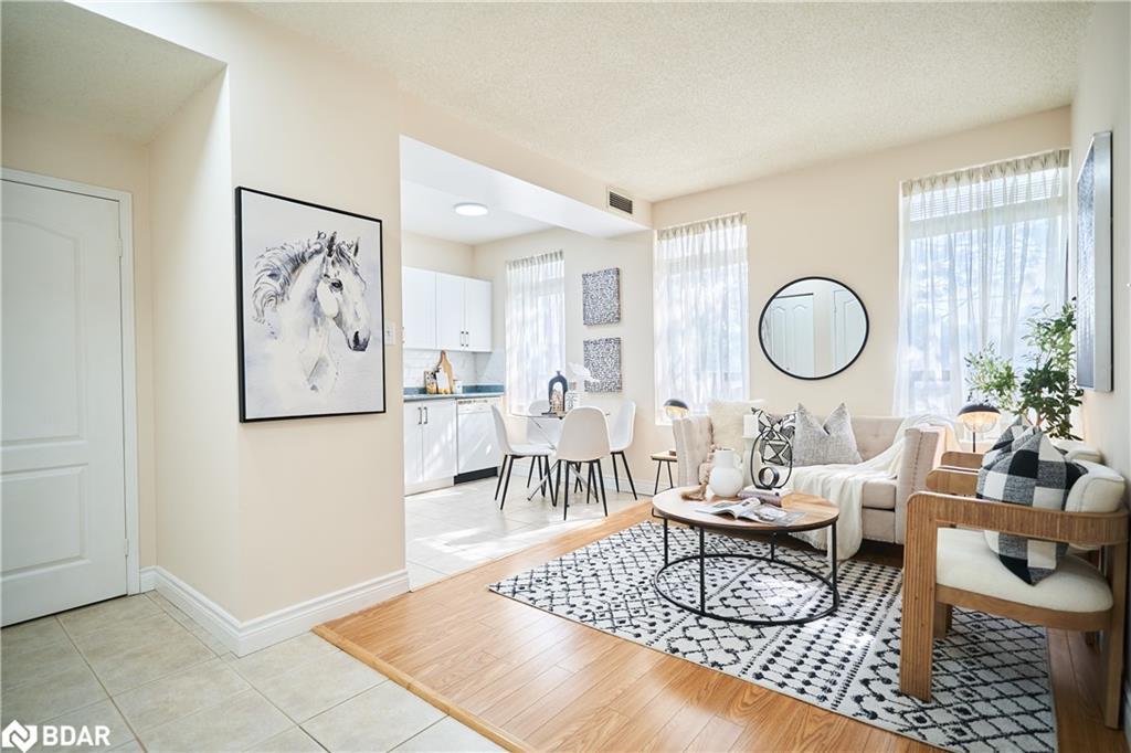 205-2874 Keele Street, Toronto, ON - Indoor Photo Showing Living Room