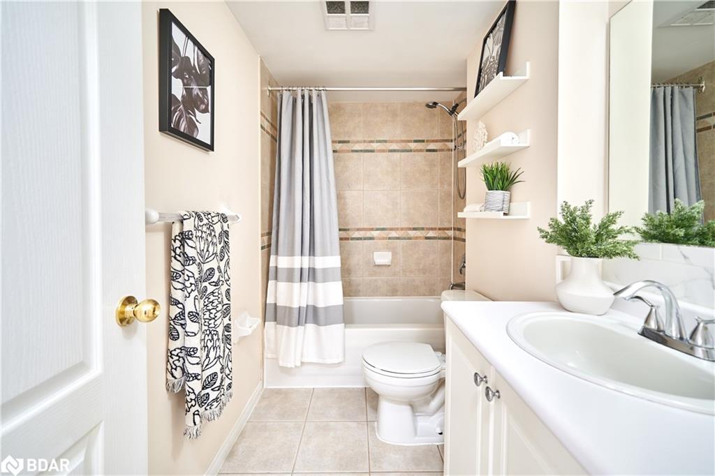 205-2874 Keele Street, Toronto, ON - Indoor Photo Showing Bathroom