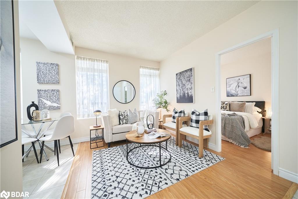 205-2874 Keele Street, Toronto, ON - Indoor Photo Showing Living Room