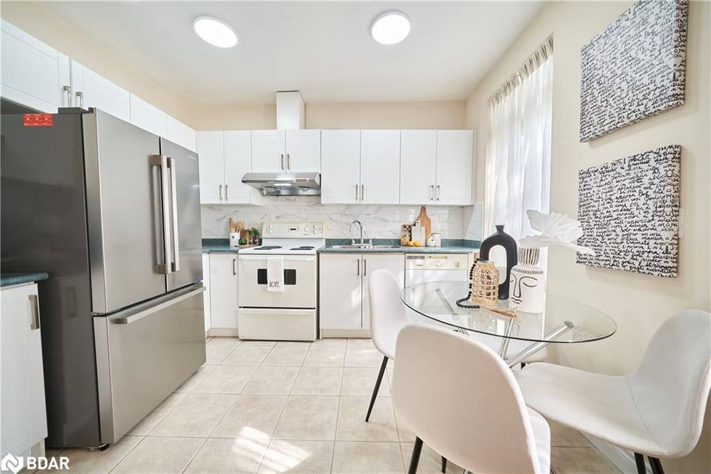 205-2874 Keele Street, Toronto, ON - Indoor Photo Showing Kitchen
