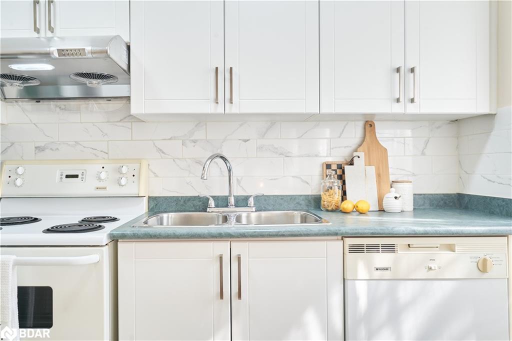 205-2874 Keele Street, Toronto, ON - Indoor Photo Showing Kitchen With Double Sink