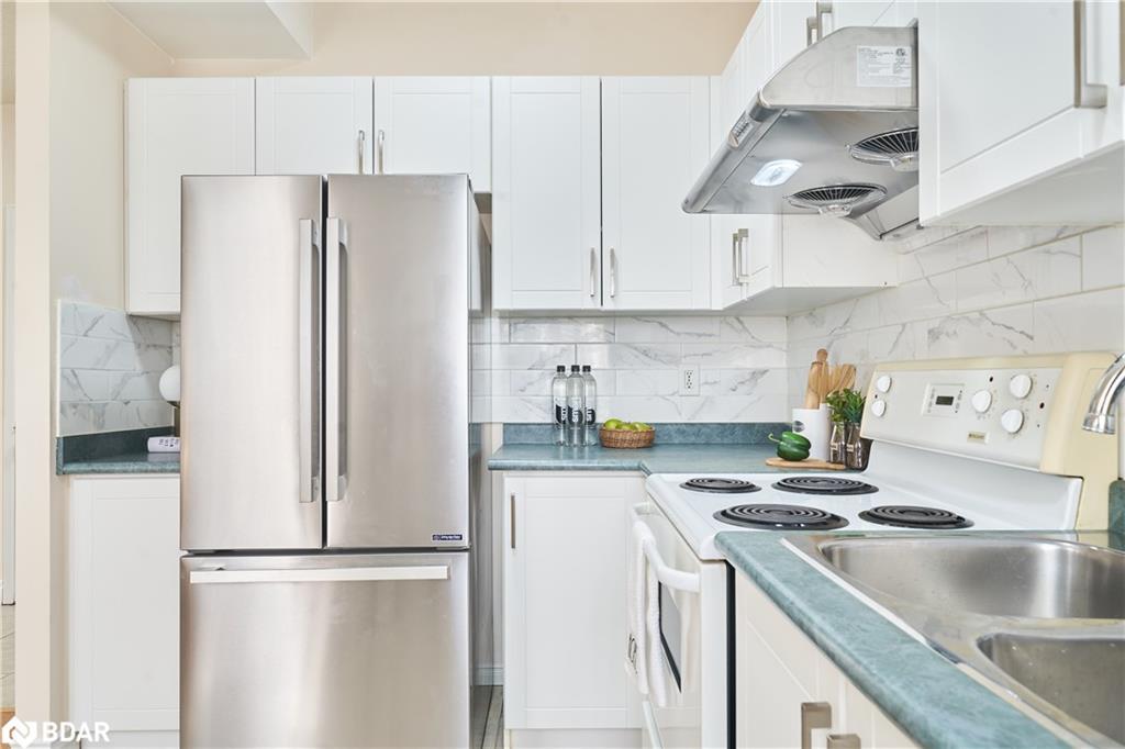 205-2874 Keele Street, Toronto, ON - Indoor Photo Showing Kitchen With Double Sink