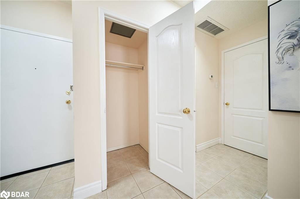 205-2874 Keele Street, Toronto, ON - Indoor Photo Showing Other Room