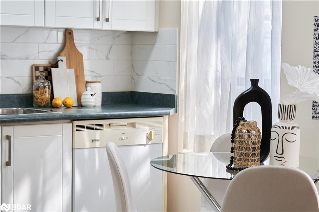 205-2874 Keele Street, Toronto, ON - Indoor Photo Showing Kitchen