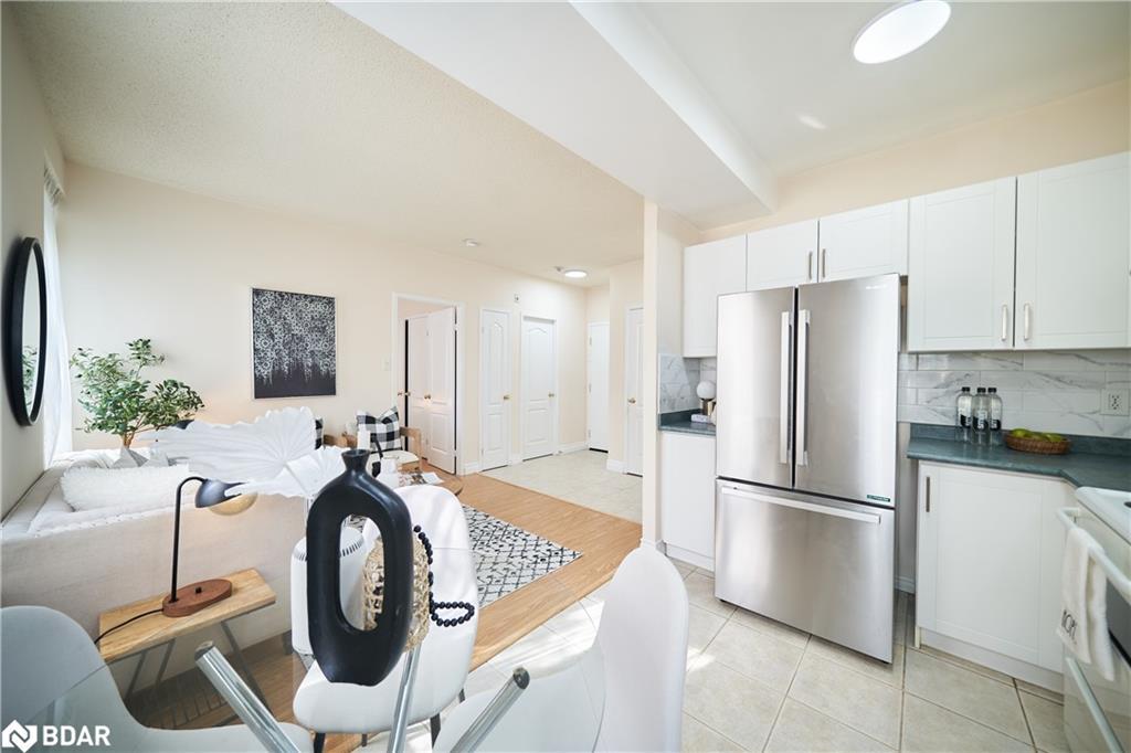 205-2874 Keele Street, Toronto, ON - Indoor Photo Showing Kitchen