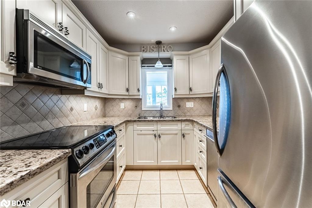7-222 Steel Street, Barrie, ON - Indoor Photo Showing Kitchen With Stainless Steel Kitchen With Upgraded Kitchen