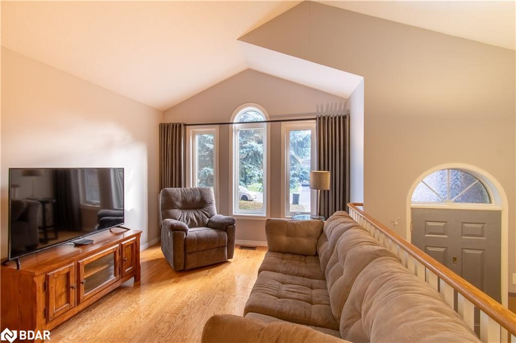68 Dyer Drive, Wasaga Beach, ON - Indoor Photo Showing Living Room