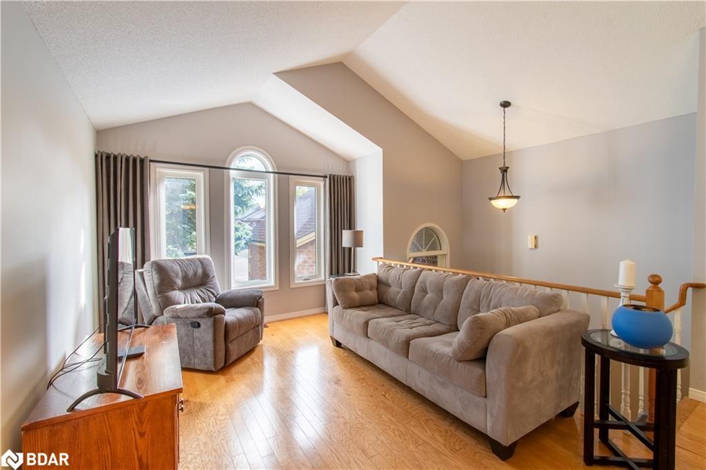 68 Dyer Drive, Wasaga Beach, ON - Indoor Photo Showing Living Room