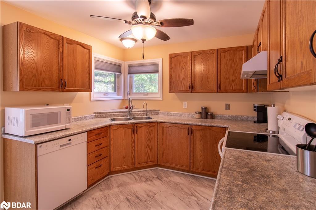 68 Dyer Drive, Wasaga Beach, ON - Indoor Photo Showing Kitchen With Double Sink