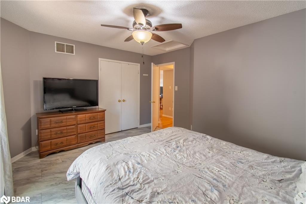68 Dyer Drive, Wasaga Beach, ON - Indoor Photo Showing Bedroom