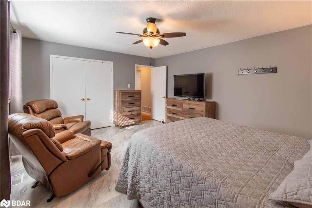 68 Dyer Drive, Wasaga Beach, ON - Indoor Photo Showing Bedroom