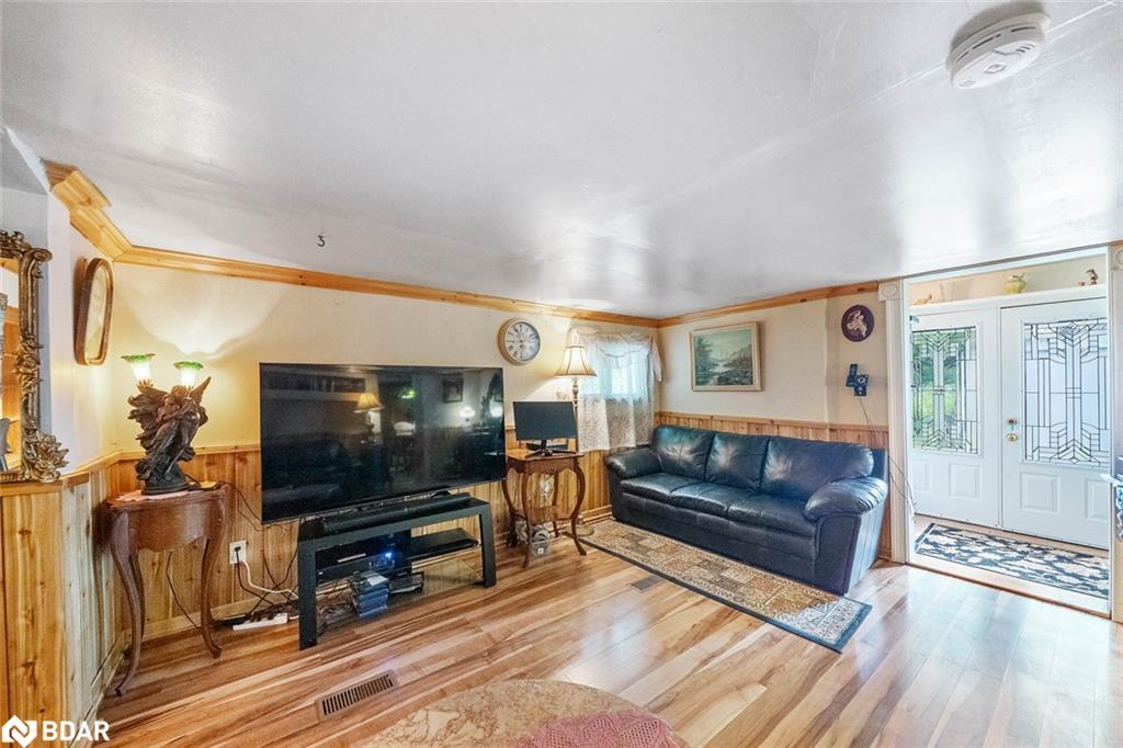 1291 Muskoka Rd 118 W, Bracebridge, ON - Indoor Photo Showing Living Room