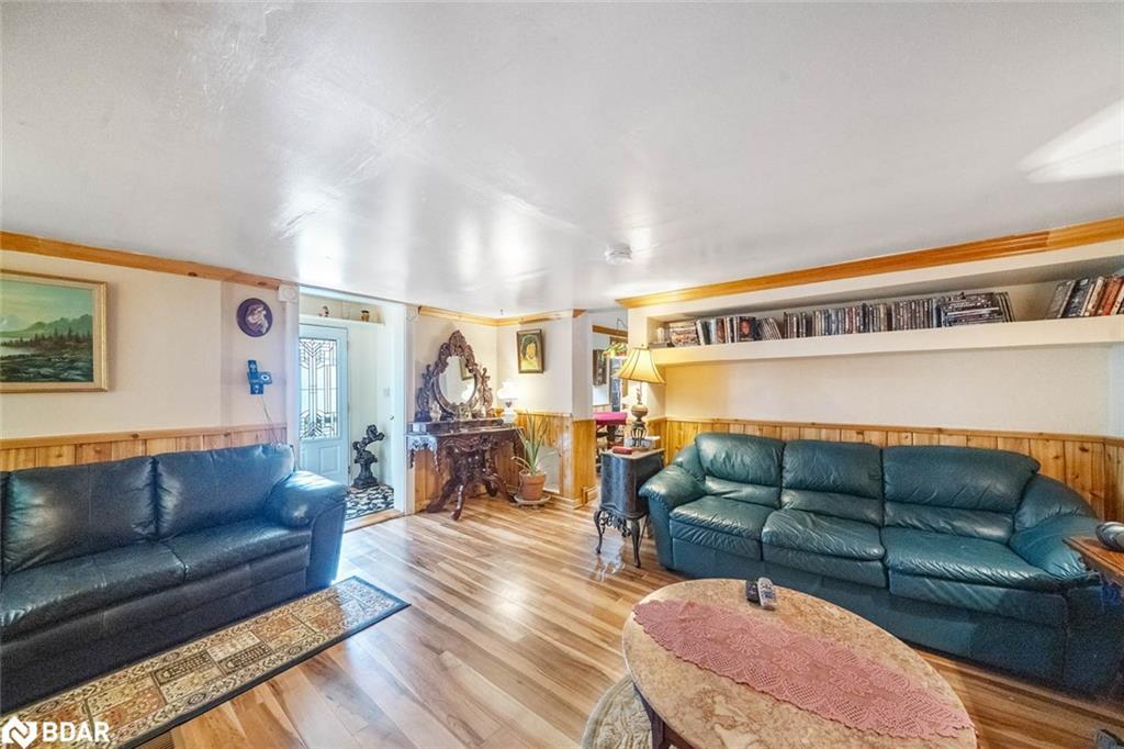 1291 Muskoka Rd 118 W, Bracebridge, ON - Indoor Photo Showing Living Room