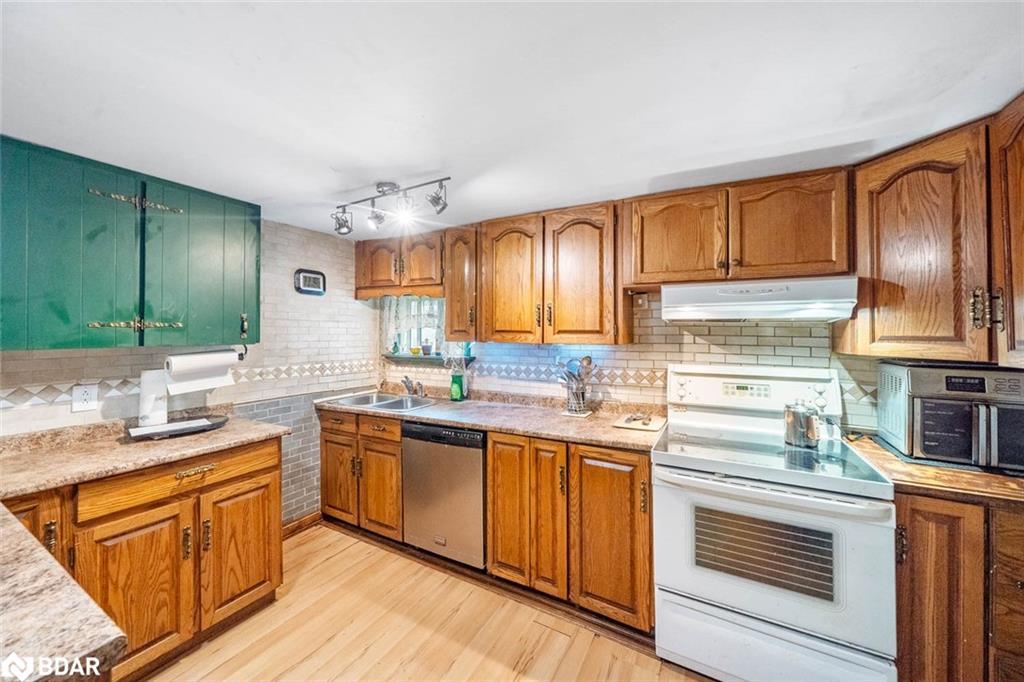 1291 Muskoka Rd 118 W, Bracebridge, ON - Indoor Photo Showing Kitchen With Double Sink