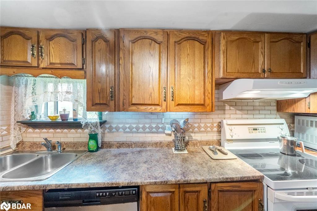 1291 Muskoka Rd 118 W, Bracebridge, ON - Indoor Photo Showing Kitchen With Double Sink