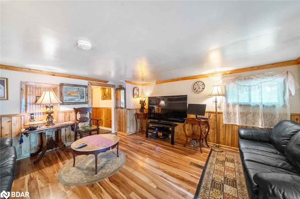 1291 Muskoka Rd 118 W, Bracebridge, ON - Indoor Photo Showing Living Room
