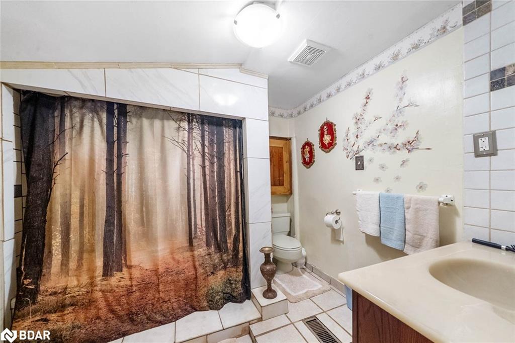 1291 Muskoka Rd 118 W, Bracebridge, ON - Indoor Photo Showing Bathroom