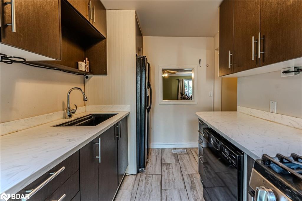 30 North Street, Barrie, ON - Indoor Photo Showing Kitchen
