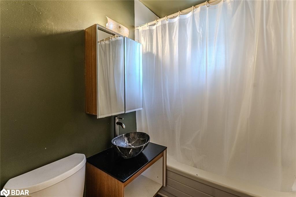 30 North Street, Barrie, ON - Indoor Photo Showing Bathroom