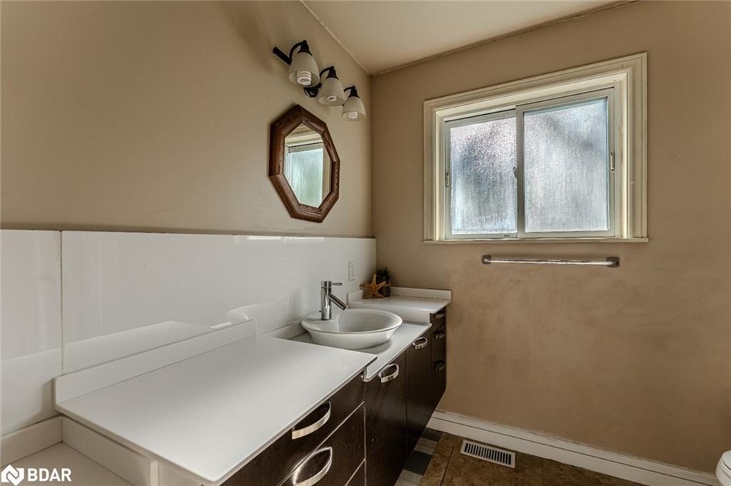 30 North Street, Barrie, ON - Indoor Photo Showing Bathroom