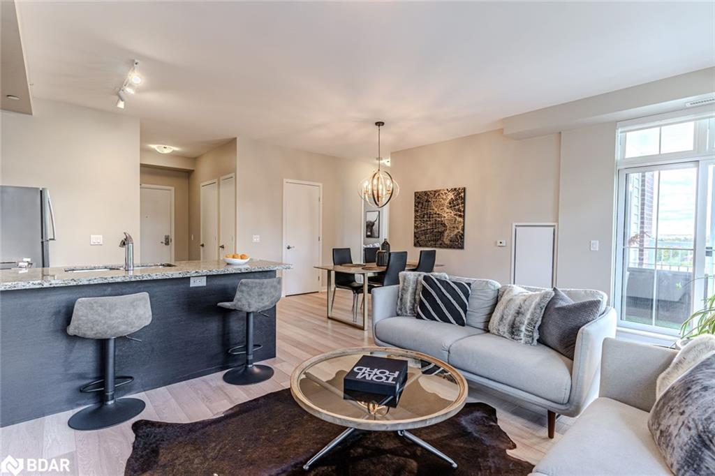 217-40 Horseshoe Boulevard, Oro-Medonte, ON - Indoor Photo Showing Living Room