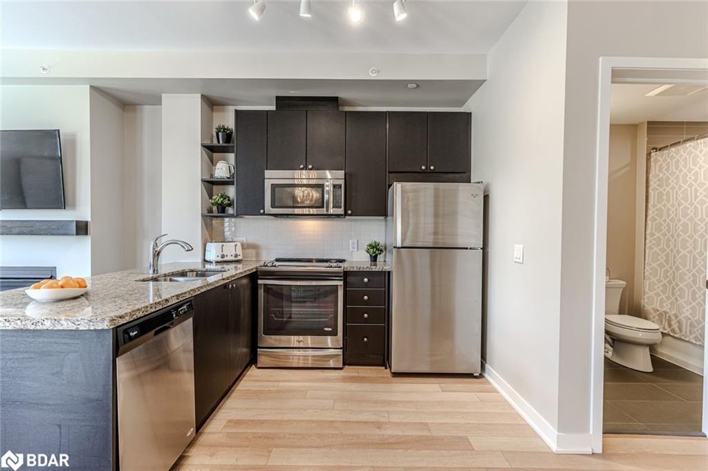 217-40 Horseshoe Boulevard, Oro-Medonte, ON - Indoor Photo Showing Kitchen With Stainless Steel Kitchen With Double Sink With Upgraded Kitchen
