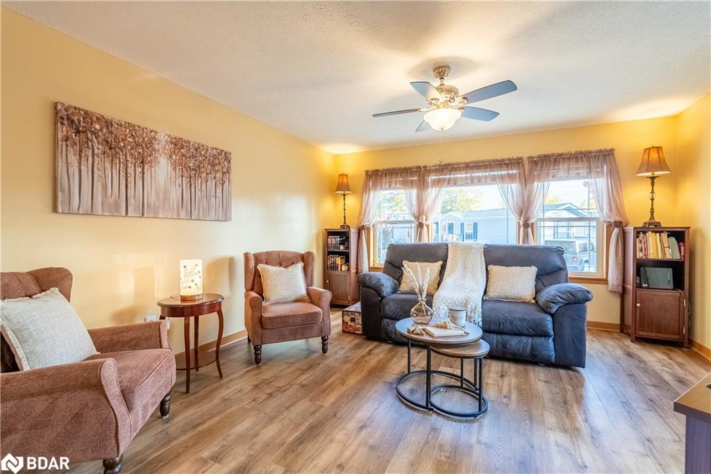 41 Cedarbush Crescent Pvt Crescent, Puslinch, ON - Indoor Photo Showing Living Room