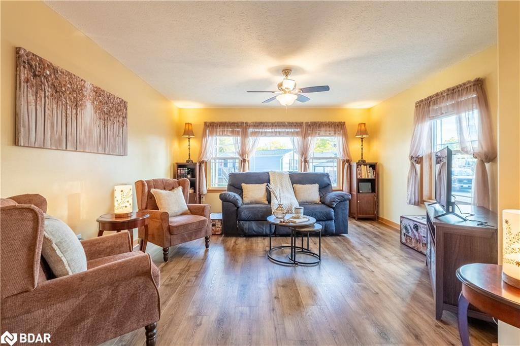 41 Cedarbush Crescent Pvt Crescent, Puslinch, ON - Indoor Photo Showing Living Room