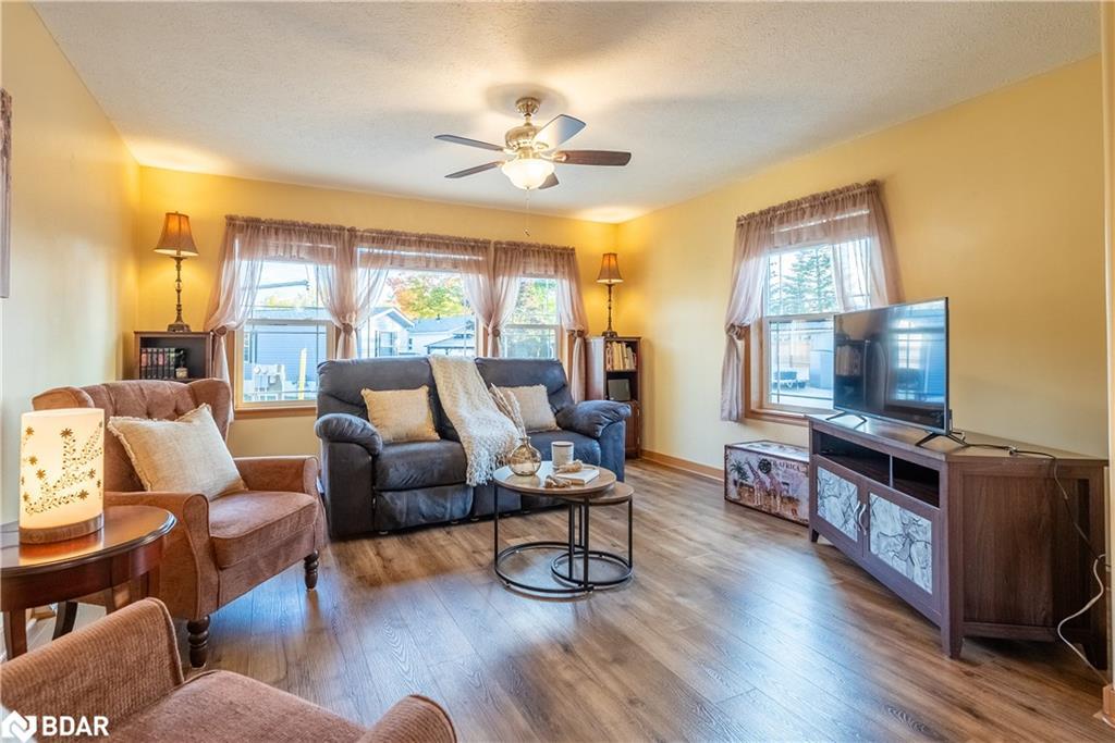 41 Cedarbush Crescent Pvt Crescent, Puslinch, ON - Indoor Photo Showing Living Room