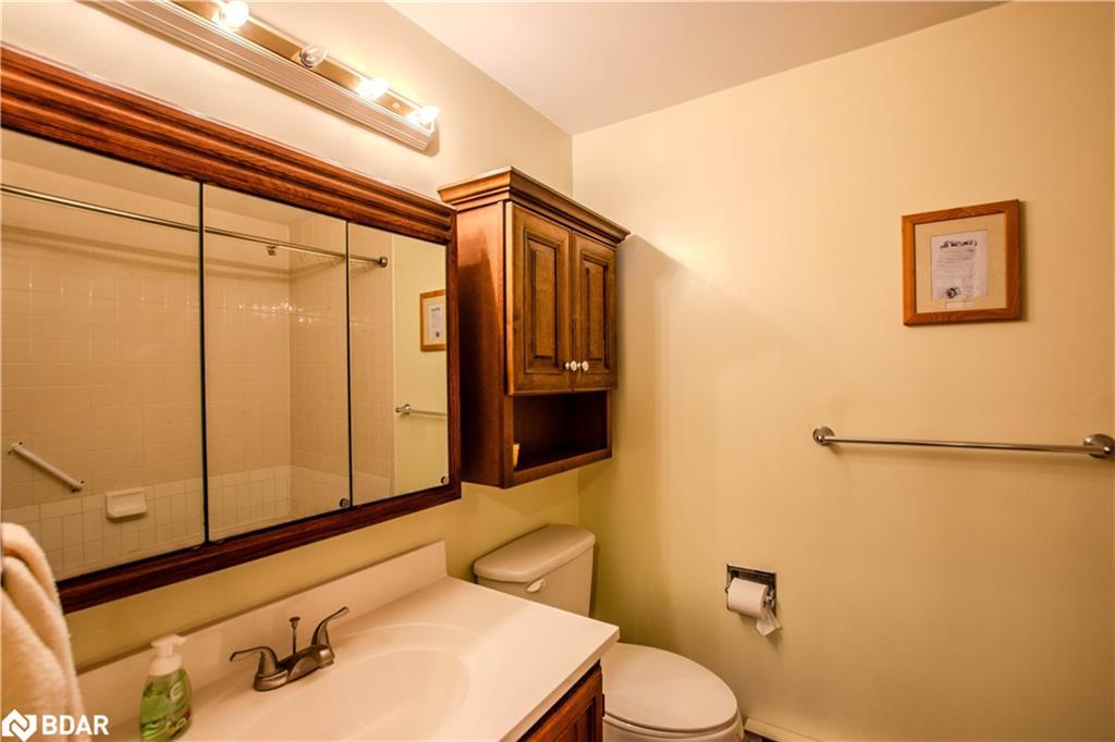 2 Norris Arm, Innisfil, ON - Indoor Photo Showing Bathroom