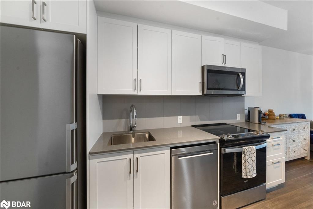 114-681 Yonge Street, Barrie, ON - Indoor Photo Showing Kitchen