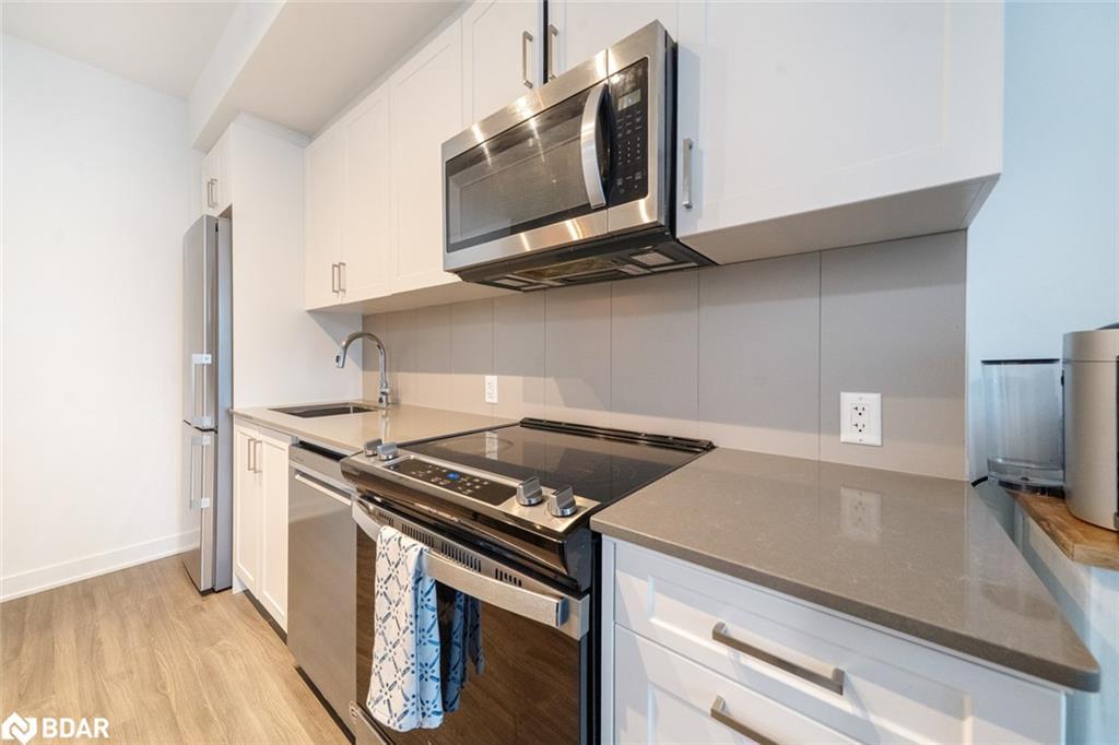 114-681 Yonge Street, Barrie, ON - Indoor Photo Showing Kitchen