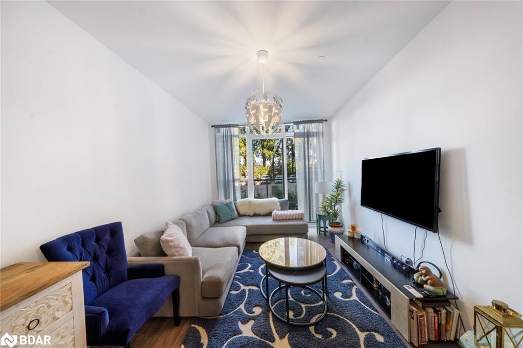 114-681 Yonge Street, Barrie, ON - Indoor Photo Showing Living Room