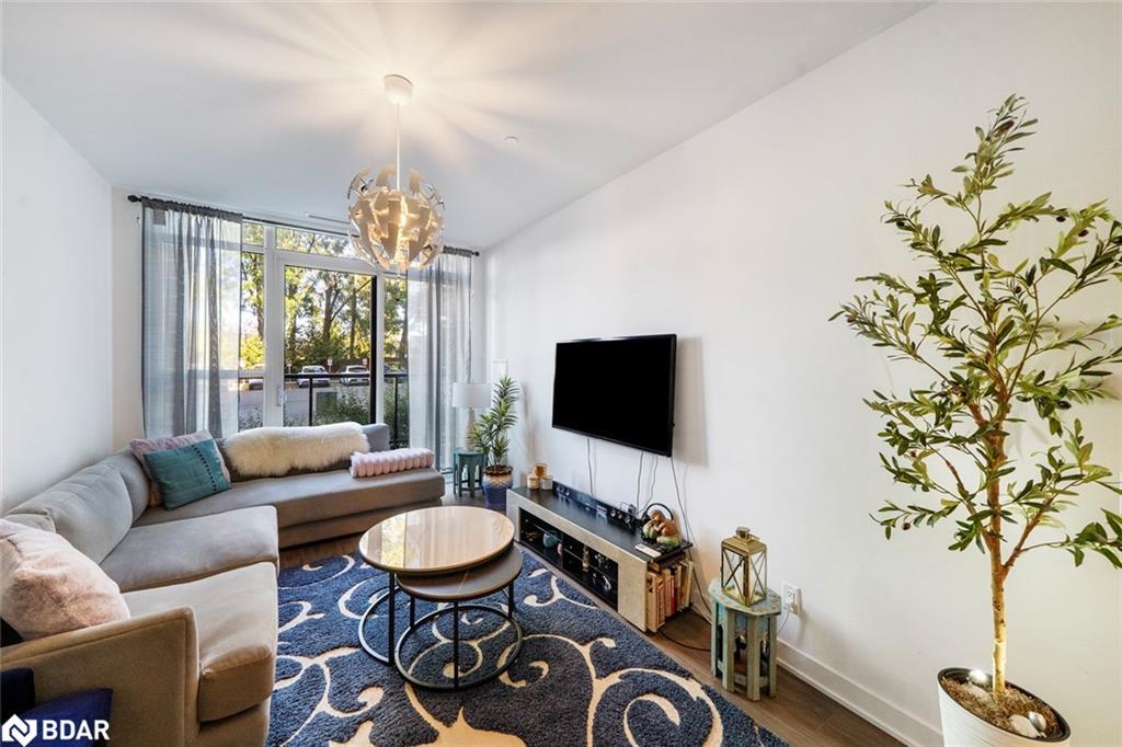 114-681 Yonge Street, Barrie, ON - Indoor Photo Showing Living Room