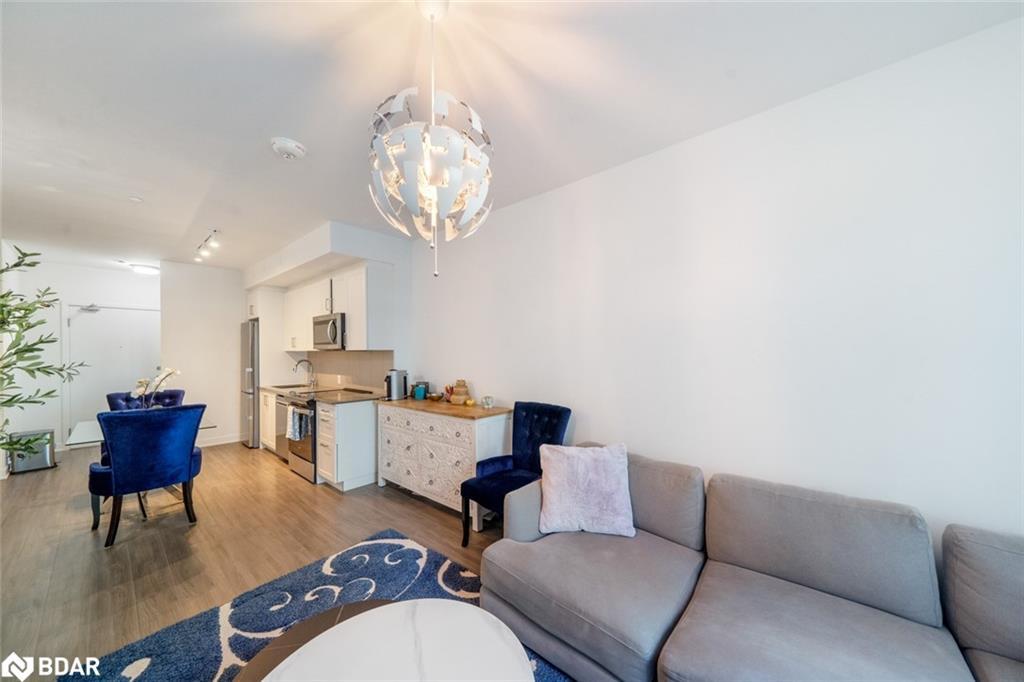 114-681 Yonge Street, Barrie, ON - Indoor Photo Showing Living Room