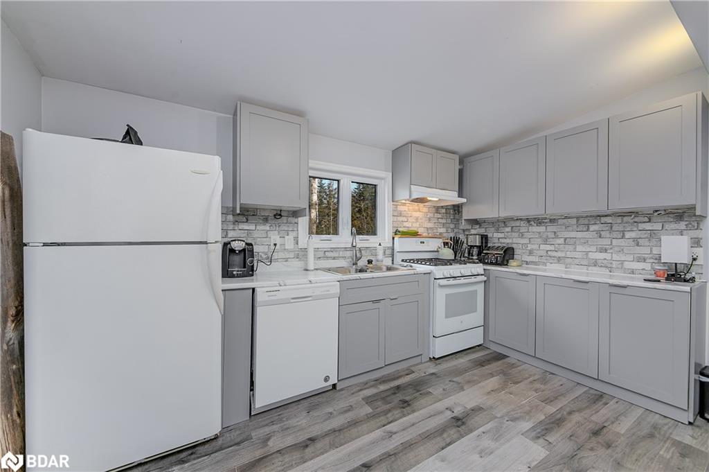 7 60Th Street S, Wasaga Beach, ON - Indoor Photo Showing Kitchen