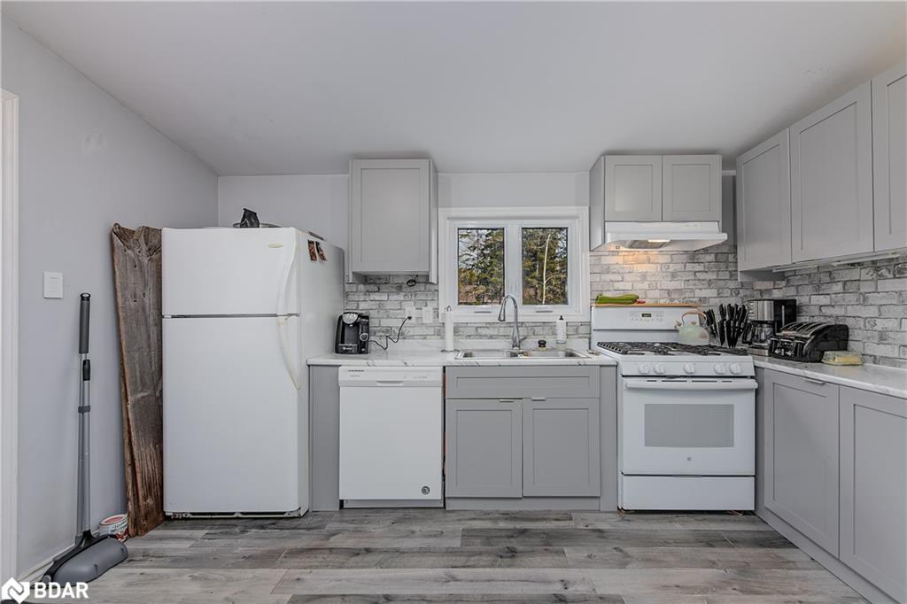 7 60Th Street S, Wasaga Beach, ON - Indoor Photo Showing Kitchen