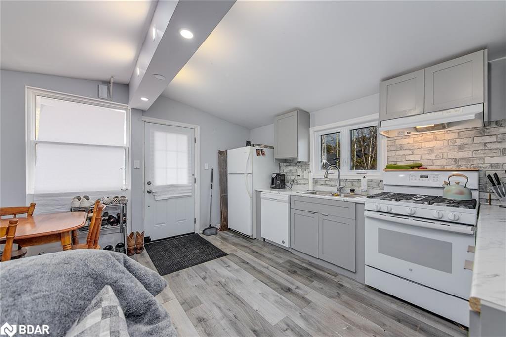 7 60Th Street S, Wasaga Beach, ON - Indoor Photo Showing Kitchen