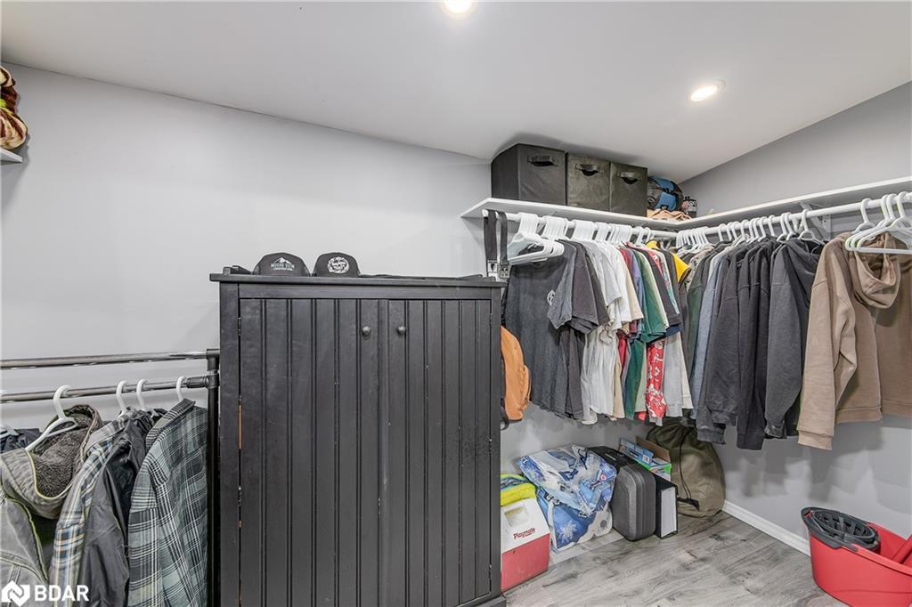 7 60Th Street S, Wasaga Beach, ON - Indoor With Storage