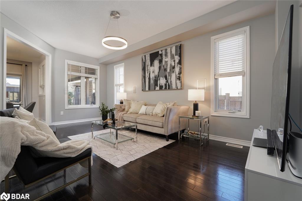 2199 Dawson Crescent, Innisfil, ON - Indoor Photo Showing Living Room