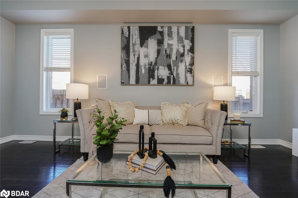 2199 Dawson Crescent, Innisfil, ON - Indoor Photo Showing Living Room