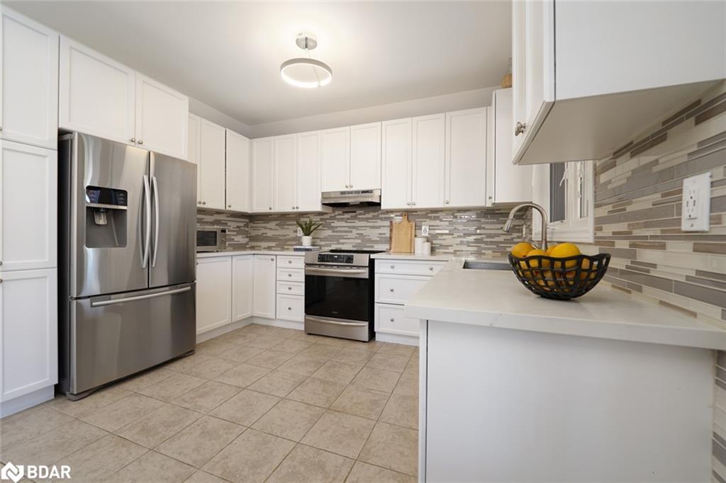 2199 Dawson Crescent, Innisfil, ON - Indoor Photo Showing Kitchen With Upgraded Kitchen