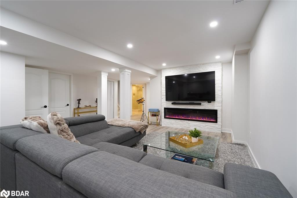 2199 Dawson Crescent, Innisfil, ON - Indoor Photo Showing Living Room
