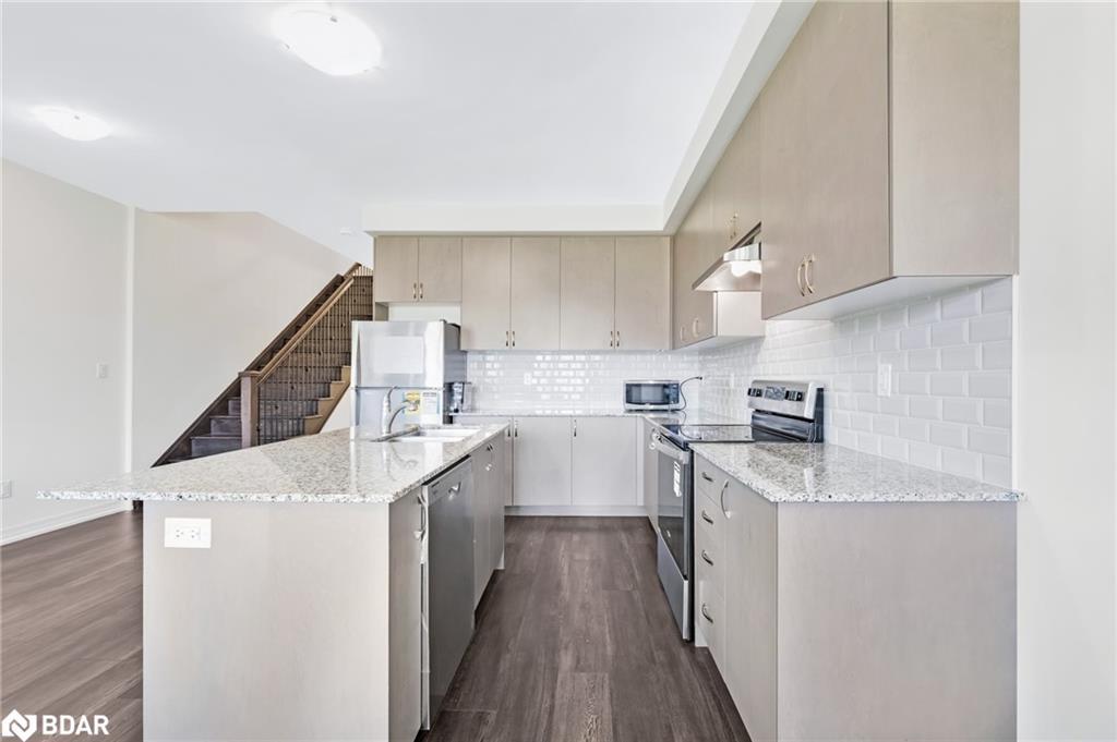 122 Turnberry Lane, Barrie, ON - Indoor Photo Showing Kitchen With Upgraded Kitchen