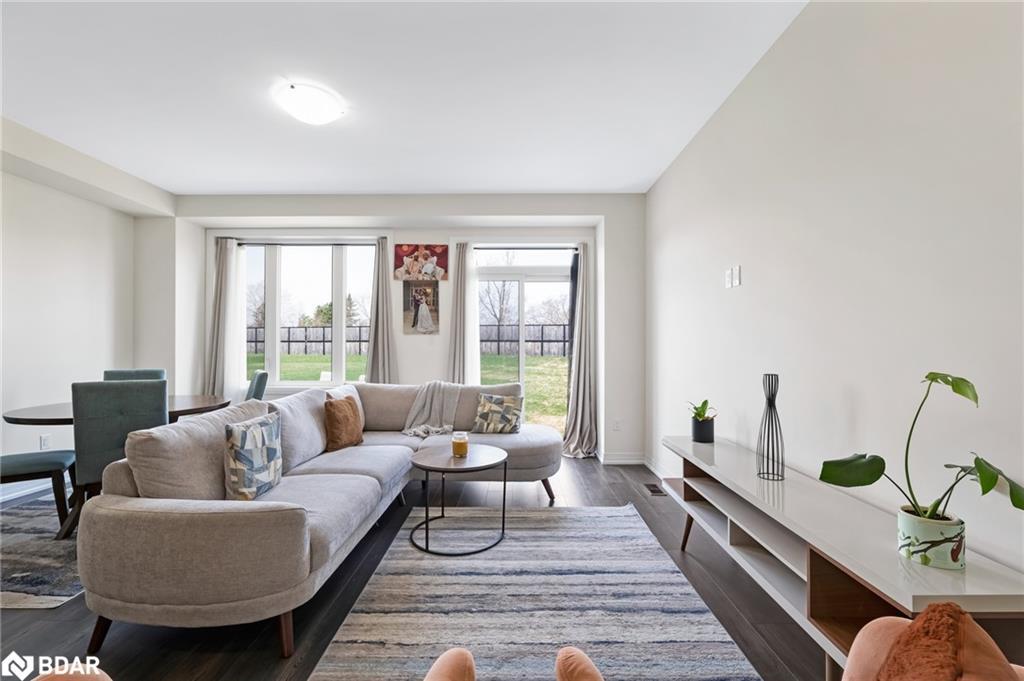 122 Turnberry Lane, Barrie, ON - Indoor Photo Showing Living Room
