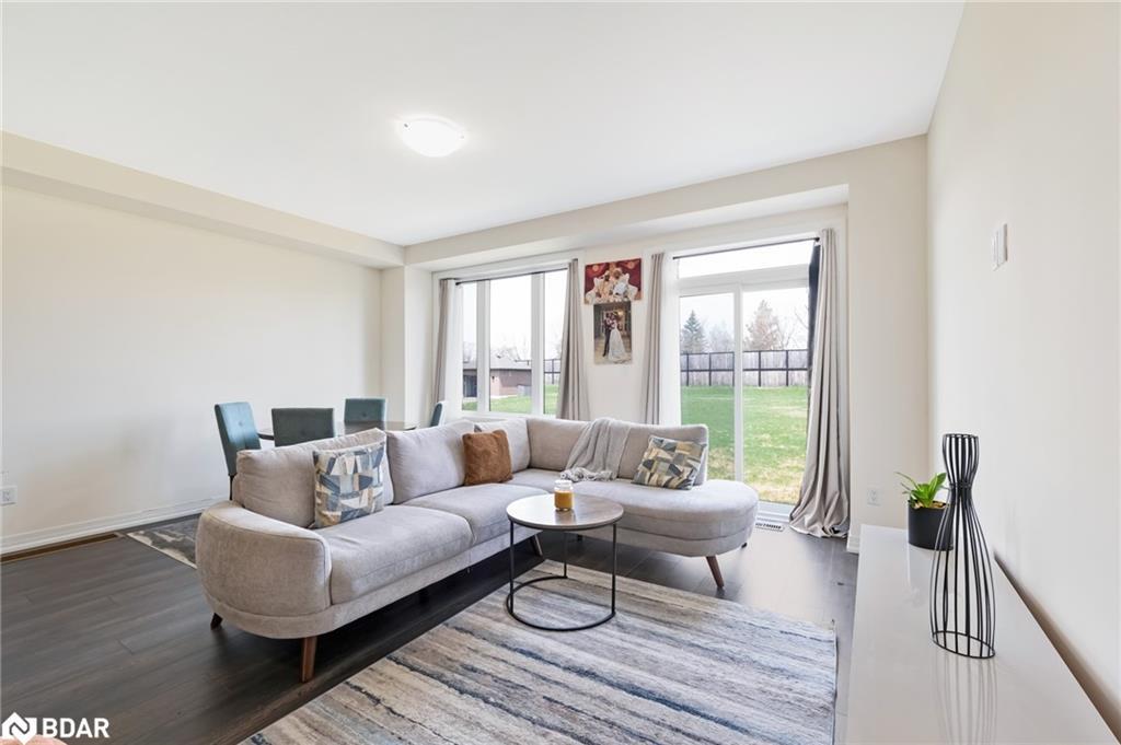122 Turnberry Lane, Barrie, ON - Indoor Photo Showing Living Room