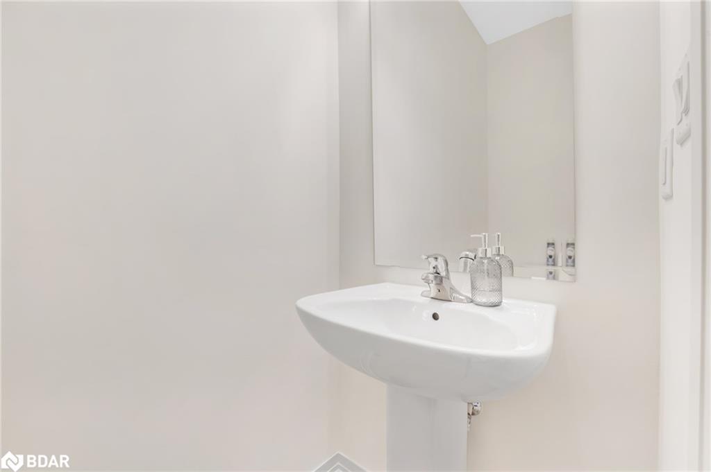 122 Turnberry Lane, Barrie, ON - Indoor Photo Showing Bathroom
