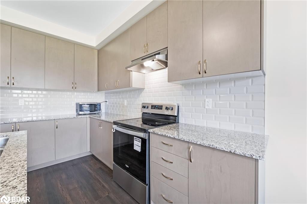 122 Turnberry Lane, Barrie, ON - Indoor Photo Showing Kitchen With Stainless Steel Kitchen With Upgraded Kitchen