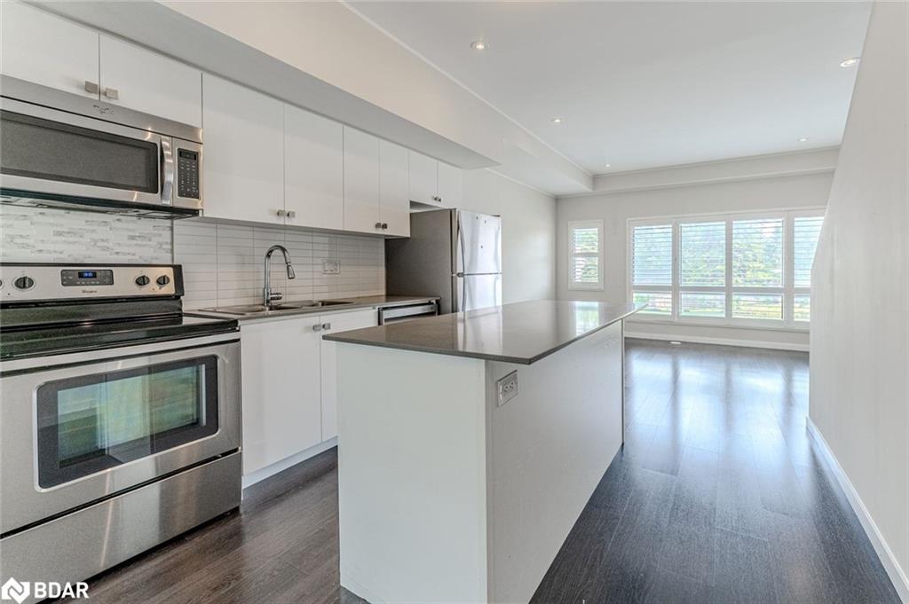 14-369 Essa Road, Barrie, ON - Indoor Photo Showing Kitchen With Stainless Steel Kitchen With Upgraded Kitchen